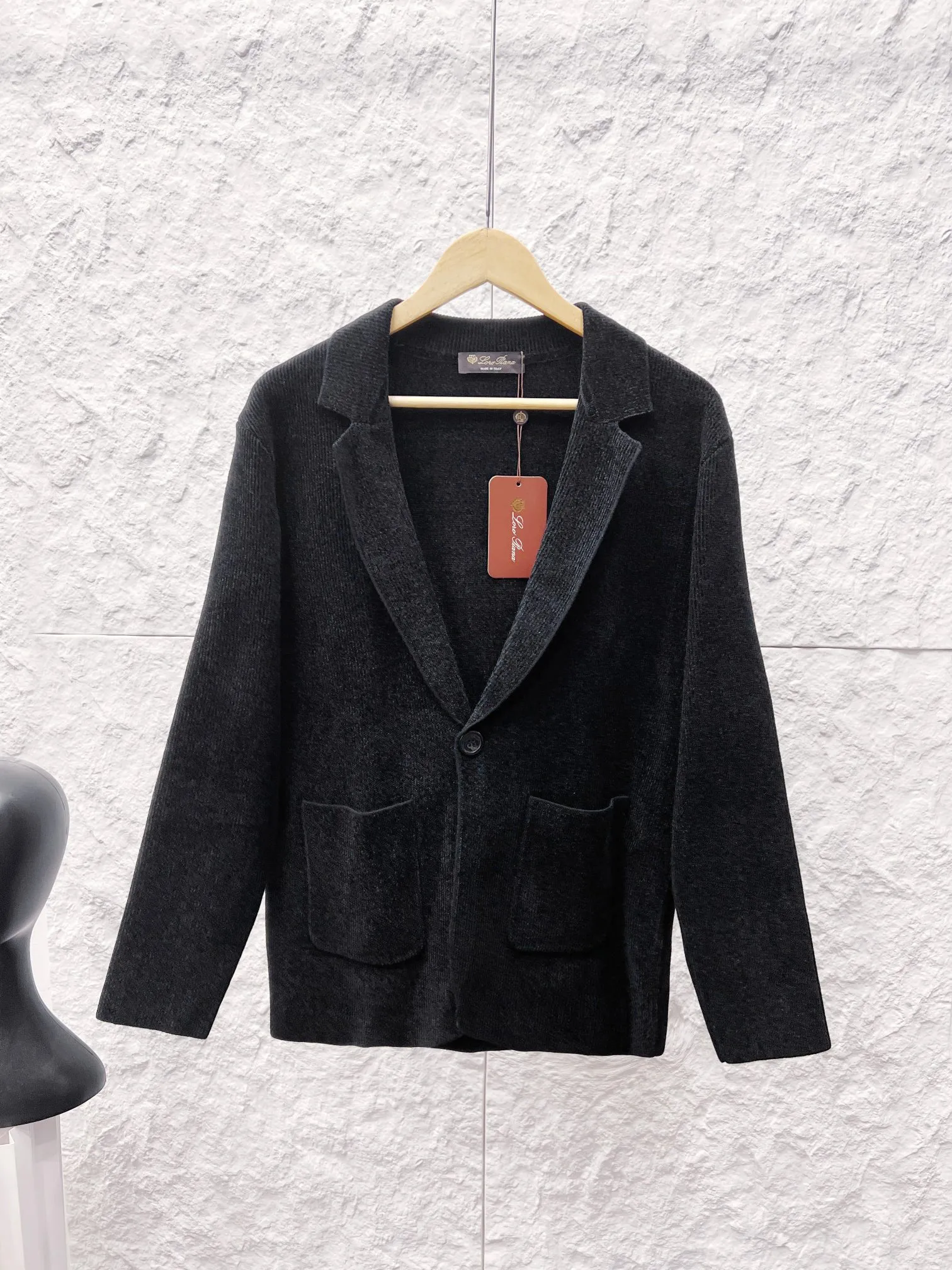 LP (Loro Piana) (Long-term large quantity in stock, not off the shelves) Knitted suit cardigan fabric: fine wool mixed with vertical pit strip knitted fabric, four-flat pit strip weaving method, elastic vertical rib knitted gray fabric Collar type: knitted tuck suit collar, one-piece woven collar, no splicing hard lining, soft suit collar technology. Placket: single cloth-covered button, hidden placket knitted cardigan structure, no zipper, no zipper fabric. Pockets: patch pockets, knitted patch pockets of the same fabric, with anti-curling stitching at the mouth. Sleeve shape & hem: Long sleeves with flat cuffs, original woven hem at the body, seamless pressing throughout, soft and shaped garment, no hard lining. Loro Piana knitted blazer in ribbed wool knit, unstructured soft lapel collar, single-button fastening, patch pockets, relaxed fit in a relaxed fit knitted suit, unlined. Color; Oatmeal Black Sizes: M-3XL (worry-free after-sales service)